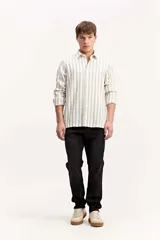 Camisa de manga larga con diseño a rayas verticales y tejido texturado, cuello camisero y cierre frontal de botones.