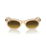 Lentes de sol Ray-Ban con montura de acetato color beige translúcido y lentes marrones degradadas.