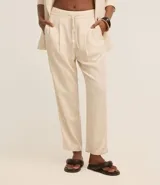 Pantalón celeste de corte recto, confeccionado en tejido de lino y viscosa. Presenta cintura elástica con lazo ajustable, bolsillos laterales y pliegues frontales.