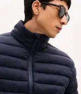 Campera puffer ultraligera Marfinno color negro, con cuello alto, cierre frontal por cremallera y bolsillos laterales.