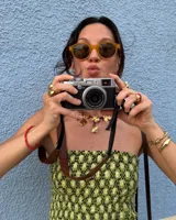 Aros dorados con forma de flor.