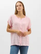 Blusa de corte fluido confeccionada en algodón con tejido texturizado de patrón a cuadros. Presenta mangas cortas caídas, escote redondo y cierre frontal con botones.