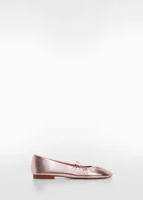Zapato tipo bailarina con acabado metalizado en tono rosado, punta redonda y detalle de lazo decorativo en el empeine.