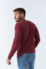 Remera gris de manga larga con cuello redondo y estampado frontal con la frase "Actually Perfect".