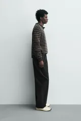 Jersey de punto regular fit, confeccionado en una mezcla de lana y fibra de yak. Presenta un diseño de rayas horizontales, cuello redondo y manga larga con acabados en rib.