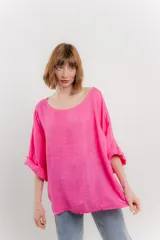 Blusa de lino color verde oliva, de corte amplio y relajado, con escote redondo y mangas 3/4 remangadas.