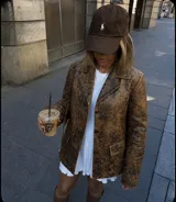 Blazer de cuero envejecido color camel con efecto desteñido, solapas clásicas, cierre frontal de botones y bolsillos frontales con solapa.