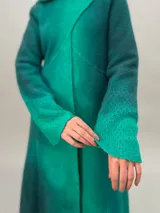 Tapado largo color verde esmeralda de lana merino, con capucha y puños calados.