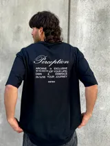 Remera negra de corte oversize con estampado en la espalda con la palabra "Perception" y un texto con mensajes motivacionales.