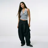 Top color beige claro, con escote drapeado tipo cascada y tirantes finos.