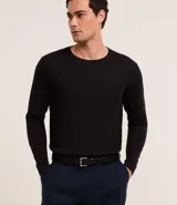 Remera de manga larga color blanco, confeccionada en tejido waffle texturizado, con cuello redondo y corte regular.