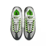 Championes Nike Air Max 95 OG, con diseño degradado en tonos grises, detalles en verde neón y suela negra con unidades Air Max visibles.