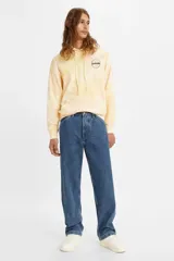 Jean de hombre, corte recto holgado, color azul oscuro, con diseño de carpintero.