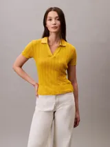 Chomba de punto pointelle texturizado color amarillo, con cuello tipo Johnny abierto, manga corta y ribetes en canalé. Presenta un diseño minimalista con logo bordado sutil en la parte frontal.