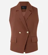 Chaleco marrón de corte sastre con cuello blazer, doble botonadura dorada y bolsillos simulados. Fabricado con procesos más sustentables.
