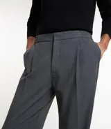 Pantalón de vestir gris para hombre, de corte recto, con cintura elástica, pliegues frontales y ruedo doblado.