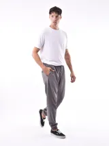 Pantalón deportivo negro, tipo jogging, con cordón ajustable en la cintura y puños elásticos en los tobillos.