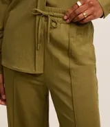 Pantalón recto de piqué azul marino, de tiro alto con cintura elástica y cordón ajustable.