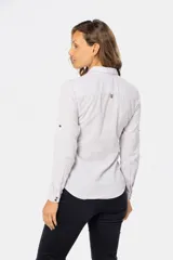Camisa de lino color verde menta, de manga larga con botones personalizados, cuello camisero, dos bolsillos frontales en el pecho y presilla en la manga.