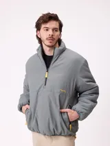 Canguro de media cremallera Rusty, confeccionado en tejido ripstop con interior de polar. Presenta cuello alto, puños elásticos, bolsillos laterales y logo bordado en color azul en el pecho.