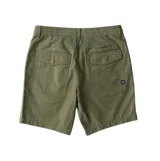 Bermuda verde militar de corte recto, con bolsillos laterales y traseros, ideal para viajes y uso diario.