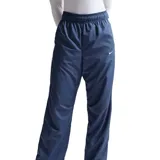 Pantalón deportivo Nike de corte recto y ajuste holgado, confeccionado en tejido técnico de acabado mate. Presenta cintura elástica con cordón ajustable y el logo de la marca bordado en pequeño en la parte superior de la pierna.