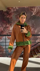 Campera marrón de cuero sintético con cuello y puños de corderito sintético color verde.