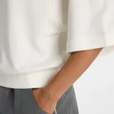 Remera tipo polo de corte holgado y mangas cortas, confeccionada en tejido de felpa francesa. Presenta cuello clásico con solapa y logo de la marca bordado en tono a juego en el pecho.