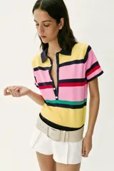 Top de punto de manga corta con cuello polo y cierre frontal de botones, con diseño de franjas horizontales multicolor en tonos amarillo, rosado, azul marino, rojo y verde.