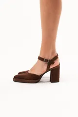 Sandalias de gamuza color chocolate, con punta fina, plataforma delantera, taco ancho alto y tira ajustable con hebilla en el tobillo.