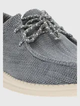 Zapato tipo alpargata de tejido textil gris con cordones decorativos y suela de EVA color crema. Diseño ligero y flexible con tecnología ZeroG.