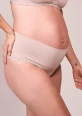 Bombacha maternal color piel, confeccionada en microfibra suave, sin costuras y con faja abdominal de tejido doble.