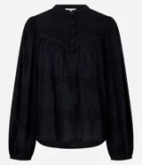 Blusa tipo bata confeccionada en voile color negro, con cuello padre con botones en la vista, recorte V en el busto y mangas largas.