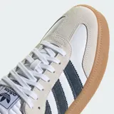 Championes Adidas Samba XLG blancos con detalles en azul marino y suela color caramelo.