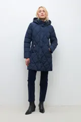 Campera acolchada de largo medio, color azul marino, con diseño de rombos. Posee cuello alto y capucha desmontable.