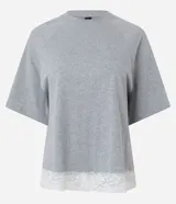 Remera femenina gris de algodón con cuello redondo, manga raglán corta y ruedo con detalle de encaje blanco.