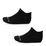 Par de medias cortas de corte invisible, color negro, con el logo de la marca estampado en blanco en la puntera.