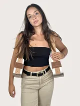 Cartera baguette dorada de cuero genuino, con asa reversible.