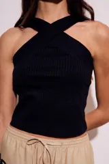 Top blanco de viscosa con breteles cruzados en el frente y espalda descubierta.