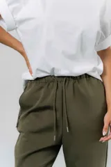 Pantalón jogger de calce relajado color bordó intenso, con cintura elastizada y lazo regulable. Cuenta con bolsillos laterales con cierre invisible y silueta recta levemente afinada.