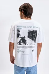 Remera de manga corta color blanco con estampa pequeña en el pecho con la frase Retro Peace en color verde.