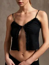 Top corto negro con breteles finos y detalle de volados en el escote.