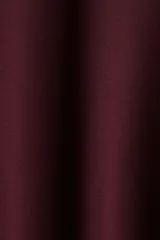 Musculosa sin mangas color vino tinto, con cuello redondo y corte peplum que se ajusta en el torso y se abre ligeramente en el ruedo. Presenta paneles laterales curvos que moldean la figura.