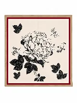 Pañuelo cuadrado de fondo beige con diseño estampado en negro estilo grabado, que presenta flores, hojas, aves y una libélula. Cuenta con un borde interno rojo y un marco exterior en tono tostado.