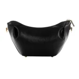 Bolso tipo riñonera o bandolera pequeña de Guess, color negro, con textura de cuero granulado y herrajes metálicos dorados. Presenta un diseño curvado y fruncido en los extremos, con el logo de la marca en dorado en el centro. Incluye una correa ajustable y desmontable con hebilla.