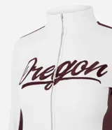 Campera deportiva de corte ajustado, color blanco con paneles laterales y detalles en mangas color bordó. Presenta cierre frontal completo, cuello alto y estampa con lettering 'Oregon' en el pecho.