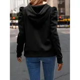 Buzo tipo hoodie de color azul marino, confeccionado en tejido suave con diseño de mangas princesa fruncidas en los hombros. Presenta capucha con cordones ajustables y puños elásticos.