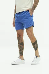 Short de baño liso con cintura elástica y cordón ajustable. Cuenta con dos bolsillos laterales, un bolsillo trasero y logo bordado en el ruedo. Confeccionado en tejido ligero de secado rápido.