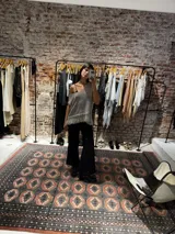 Chaleco tejido color beige con terminación en flecos.