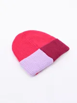 Gorro de lana tejido con diseño de bloques de color, combinando una parte superior en fucsia y un borde inferior dividido en lila y bordó.
